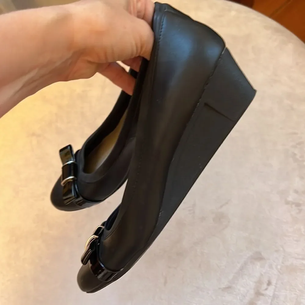 Bandolino Sz 8.5 *Classic-Chic*  Wedge Bow Toe Dress Shoes EUC